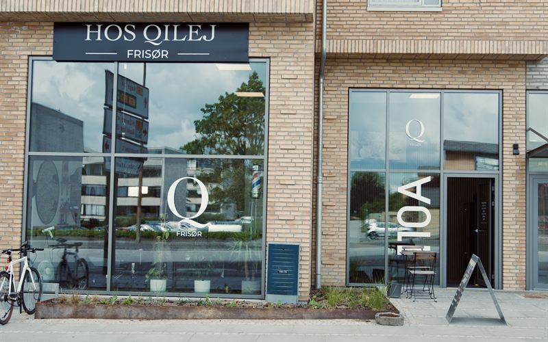 Salonens facade på Køgevej 110A med skiltet Hos Qilej Frisør
